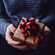 送礼物用英语怎么说？礼物的英文到底是gift还是present？